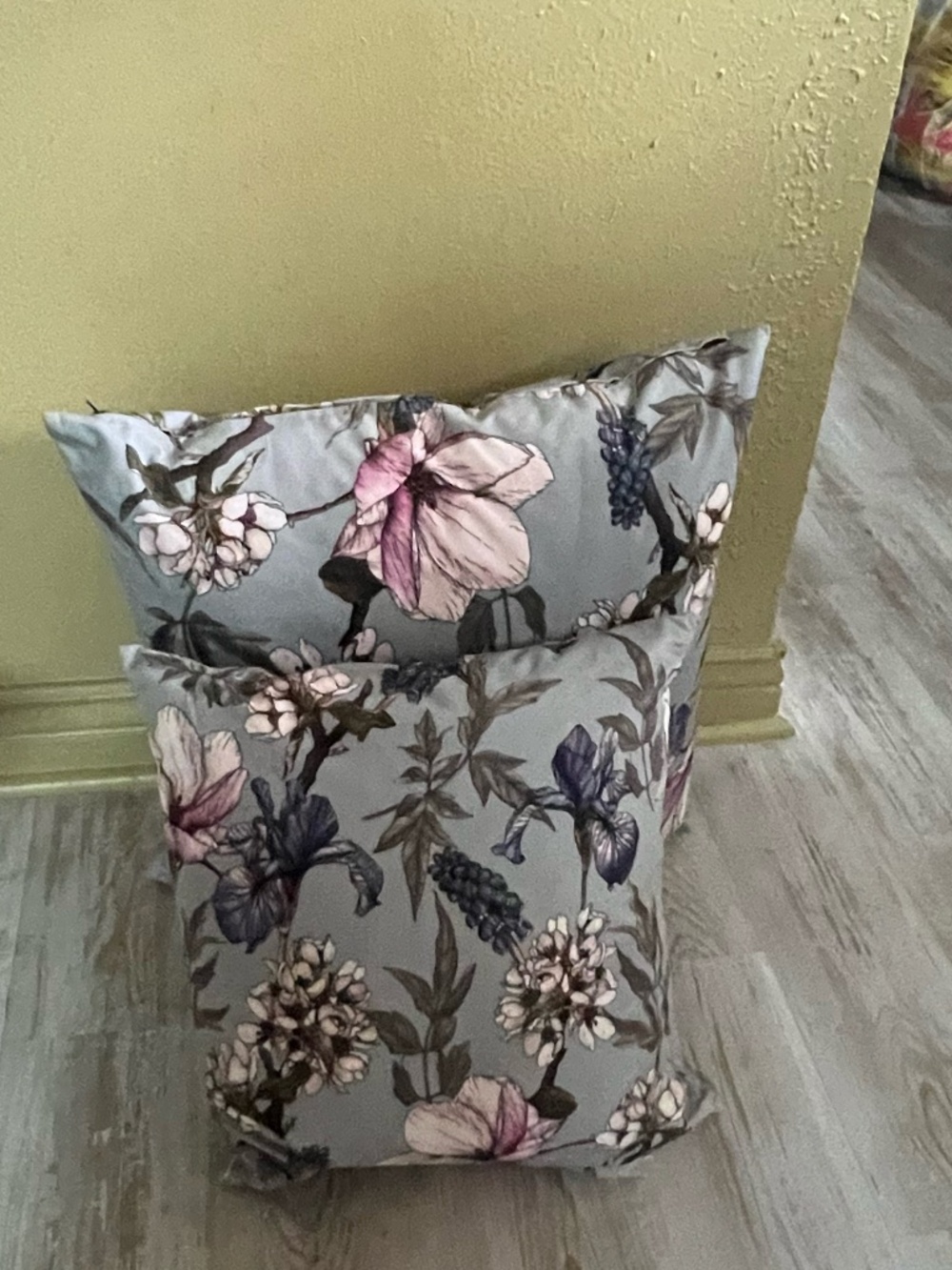 NWOT Set of Pegasus decorative floral throw pillows